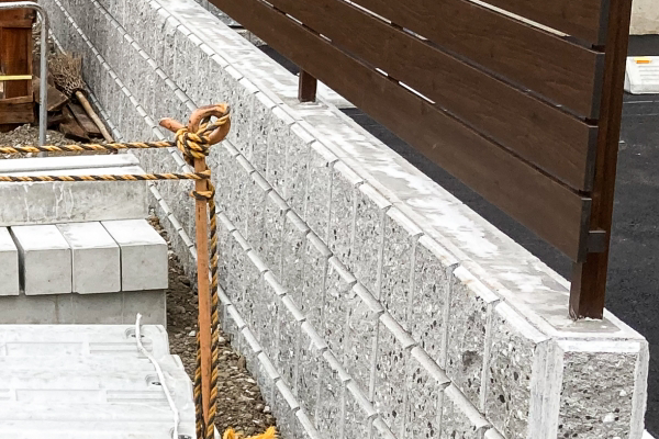 フェンスを設置するためにブロック