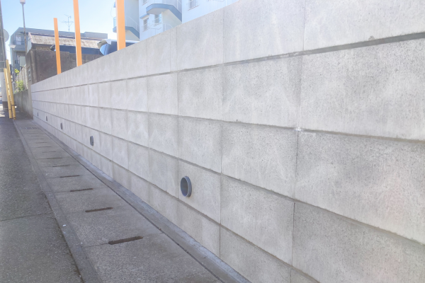 ブロック塀がある駐車場